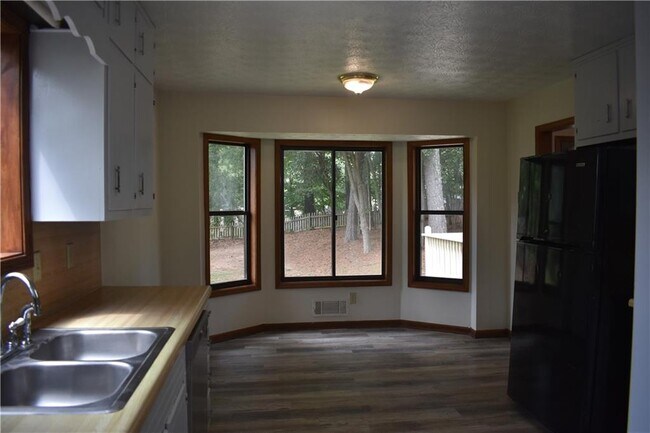 Building Photo - 2811 Pine Cone Ln