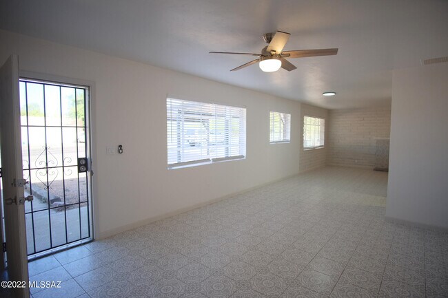 Building Photo - 2743 N Park Ave