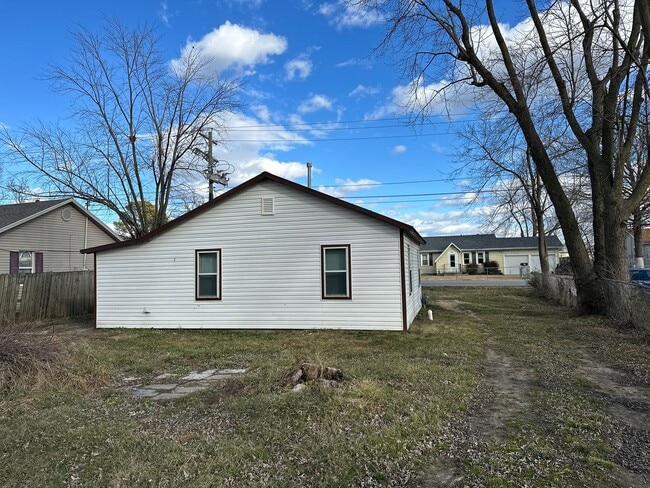 Building Photo - 2 Bedroom, 1 Bathroom Home with large backyard, near Downtown Springdale