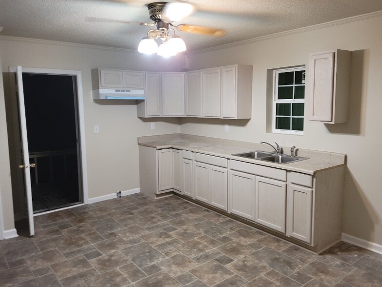 Building Photo - 408 Valley St