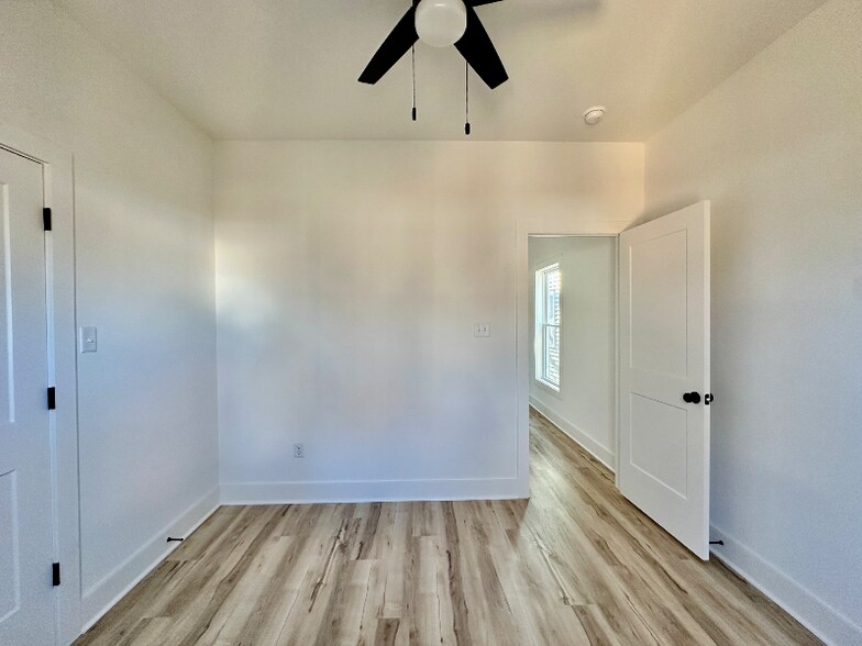 Building Photo - 1004 1/2 N 21st St