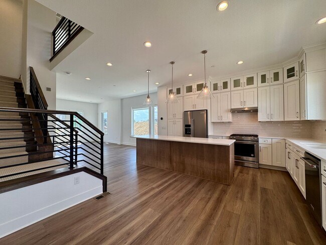 Building Photo - 706 Saddle Dr