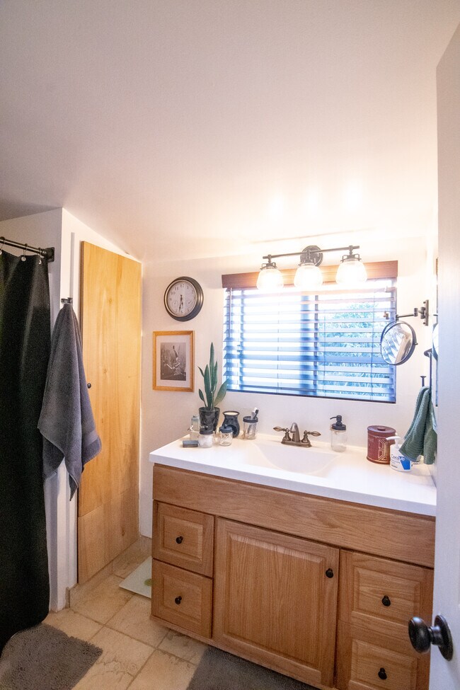 Building Photo - 820 S 5th St