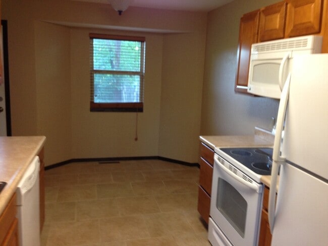 Building Photo - 3 Bedroom, Recently Remodeled, 1 Bath, Bas...