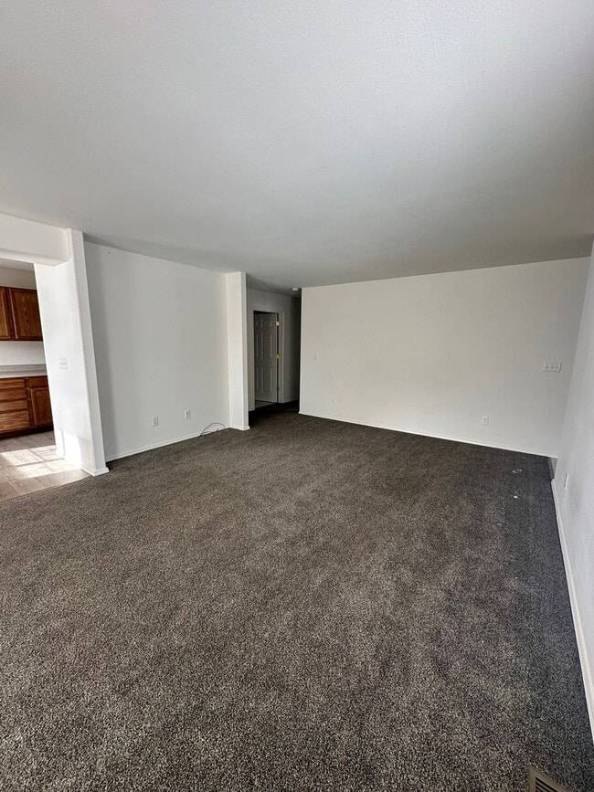 Building Photo - Lovely 3 Bedroom Apartment- Close to Schools/Parks!