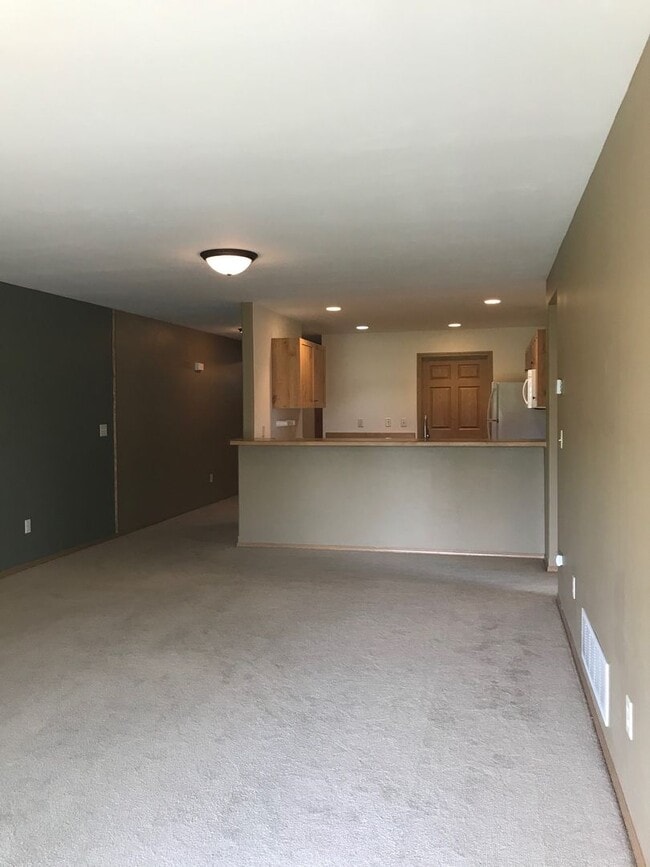 Building Photo - 3 Bedroom / 2 Bathroom Townhouse – Pet Fri...