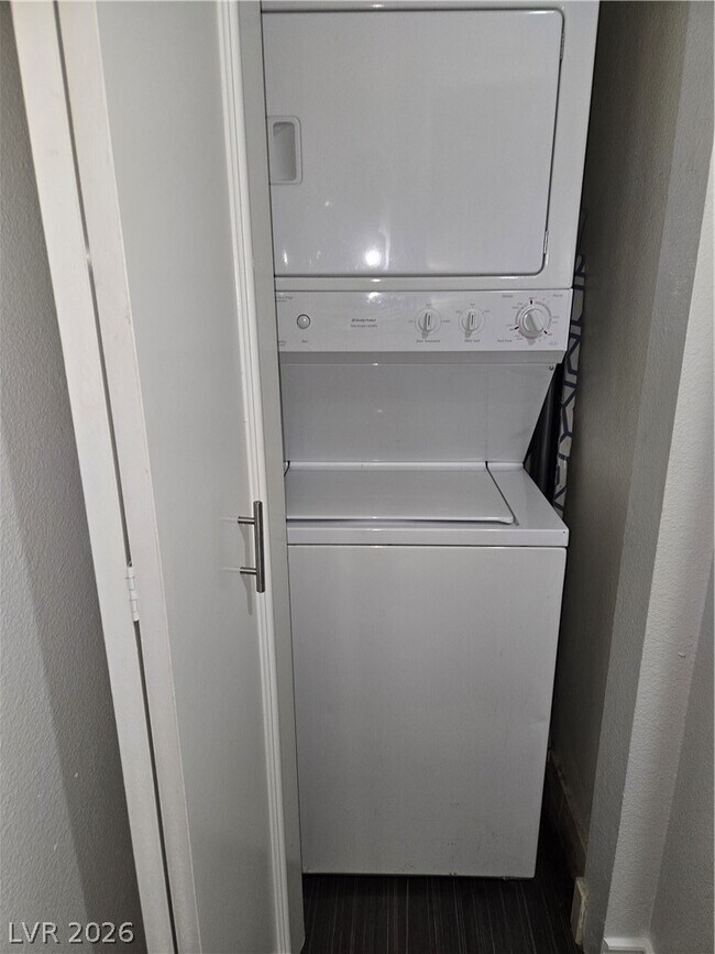 Building Photo - 220 E Flamingo Rd