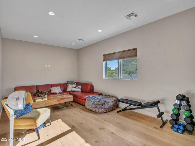 Building Photo - 6031 E Paradise Dr