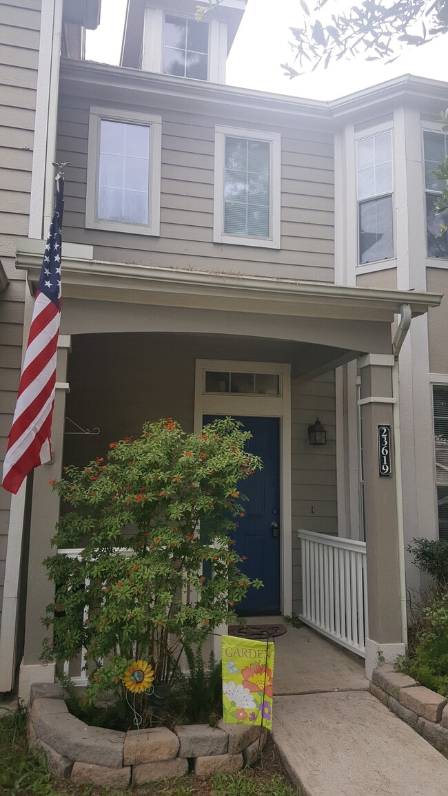 Easy location near 59 , the Beltway 8, the Hardy Toll Road, HW99, IAH Georg Bush International Airport, I45, near schools, the woodlands Mall, HEB Wal-Mart grocery stores - 23619 Twisting Falls Drive