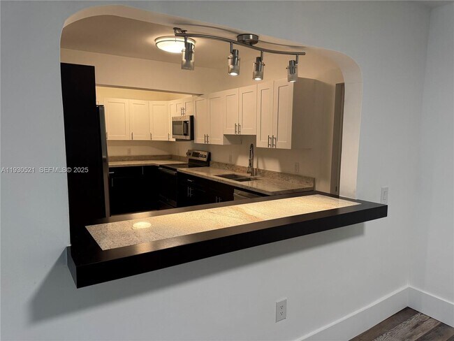 Building Photo - 985 NE 115th St