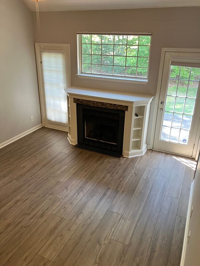 Building Photo - 858 Jarman Dr