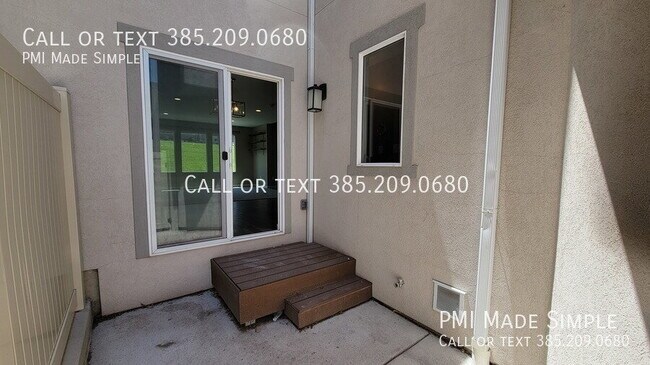 Building Photo - Modern Townhome | LVP | Office/Entertainment
