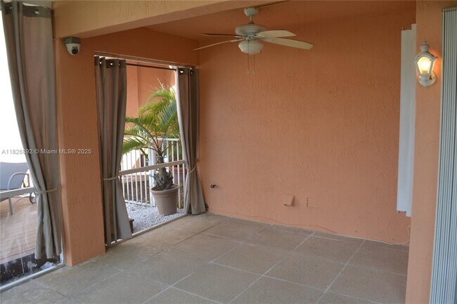 Building Photo - 1537 E Lake Ct