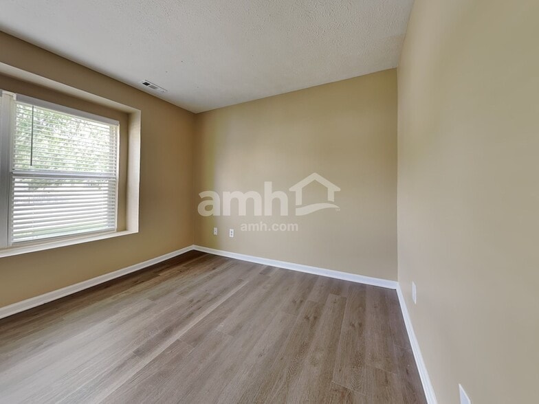 Building Photo - 19 Pond Ln