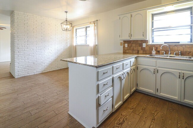 Building Photo - Located in South Tulsa - 3 Bedroom Home!!