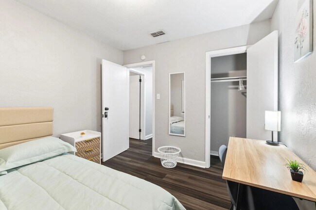 Building Photo - 4731 E Castlewood Dr