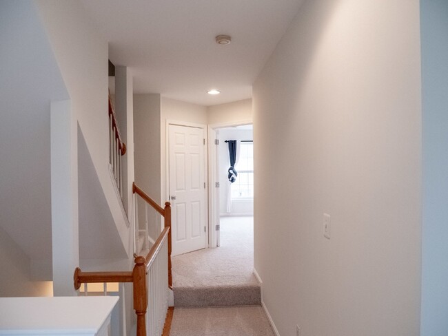 Building Photo - Your Dream Townhome Awaits!