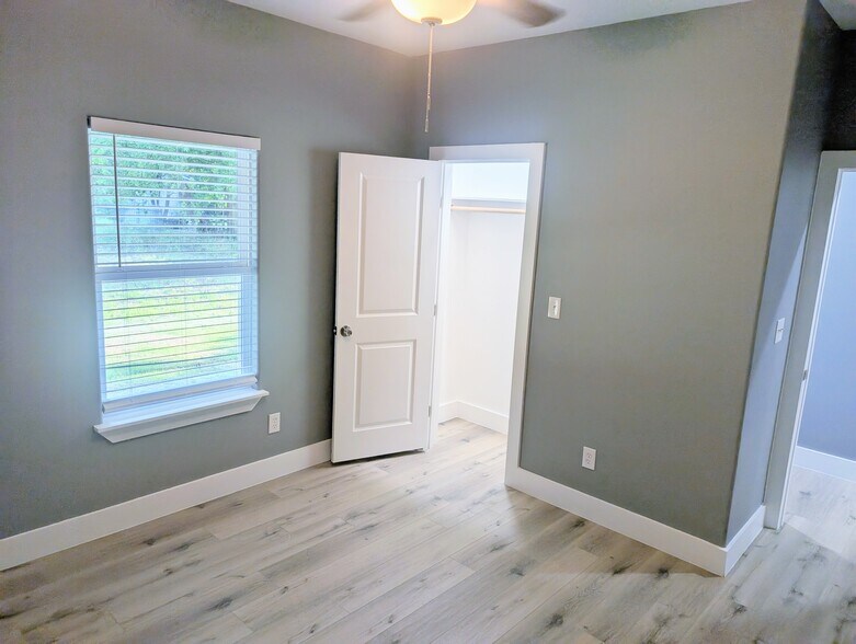 Building Photo - 405 E Wilson Ave