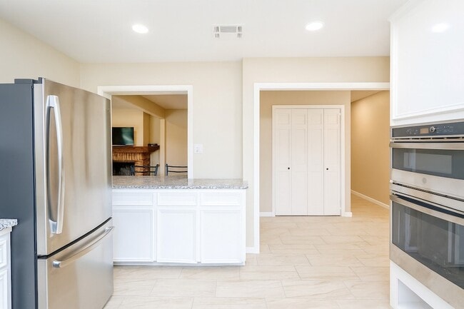 Building Photo - 1424 N Avenue F