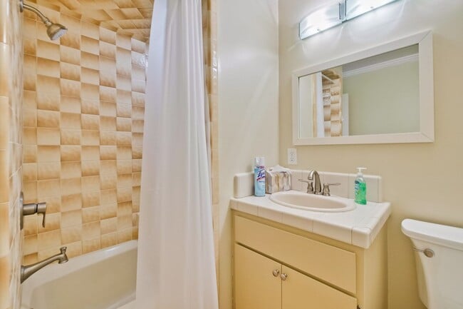 Building Photo - Stylish San Jose Home and Private Yard