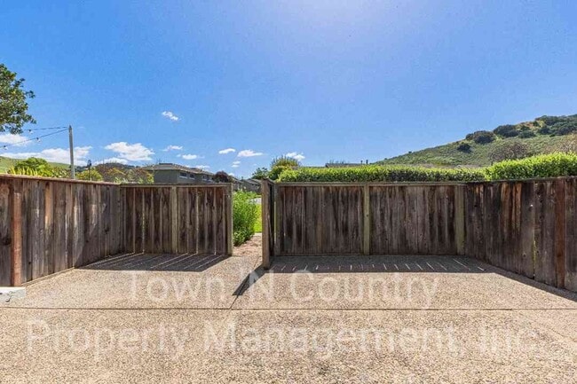 Building Photo - 3 Bedroom, 2 Bath Creekside Condo Available Now!