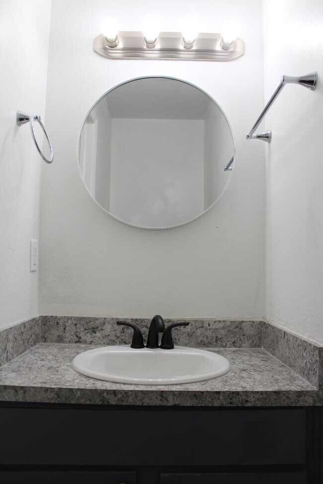 Building Photo - 2 bed & office on the South Side!