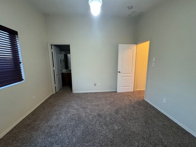 Building Photo - 3 bed 2 bath 1400 sq ft home- MOVE IN SPECIAL!