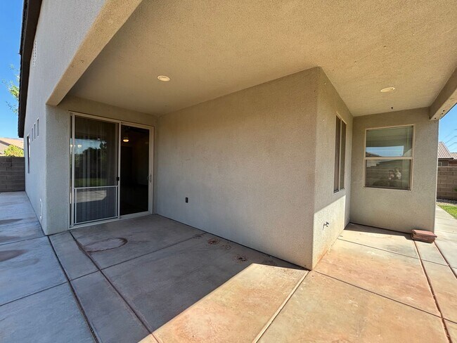 Building Photo - SPACIOUS HOME FOR RENT!