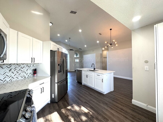 Building Photo - 402 Lark Ct