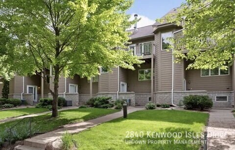 Building Photo - 2840 Kenwood Isles Dr