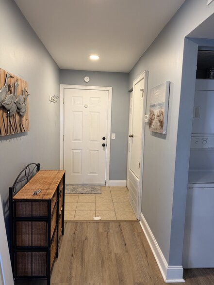 Building Photo - 1025 Plantation Dr W