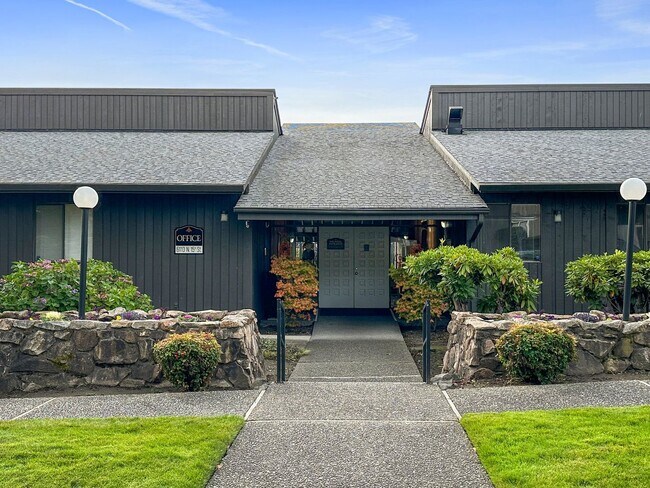 Building Photo - North Tacoma Condo Living | 2 Bed, 1.5 Bath End-Unit | Great Amenities!