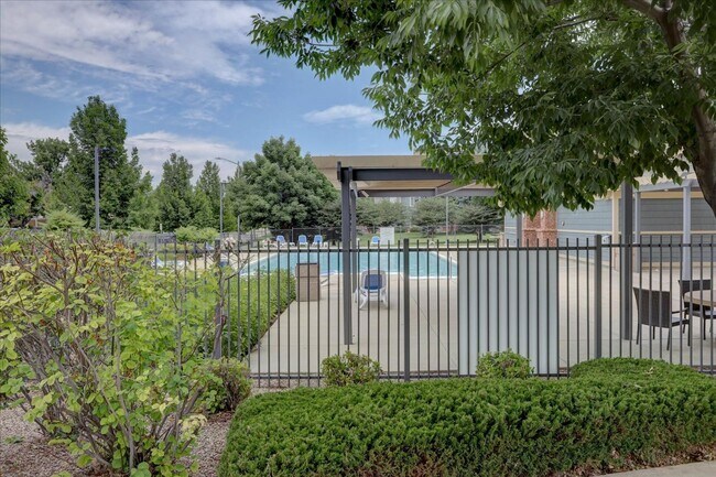 Building Photo - 2nd Floor, 2 bed, 2bath, Community Pool!