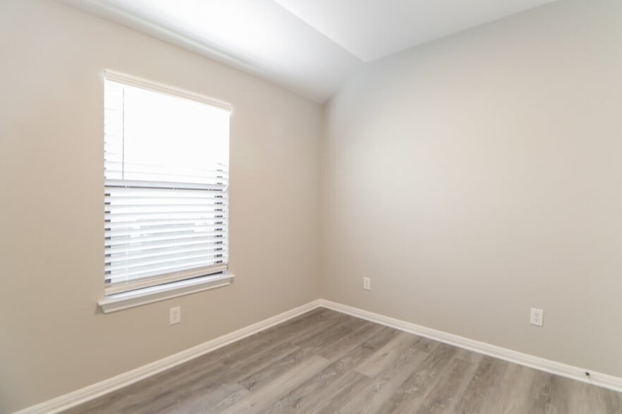 Building Photo - 701 Algerita Dr