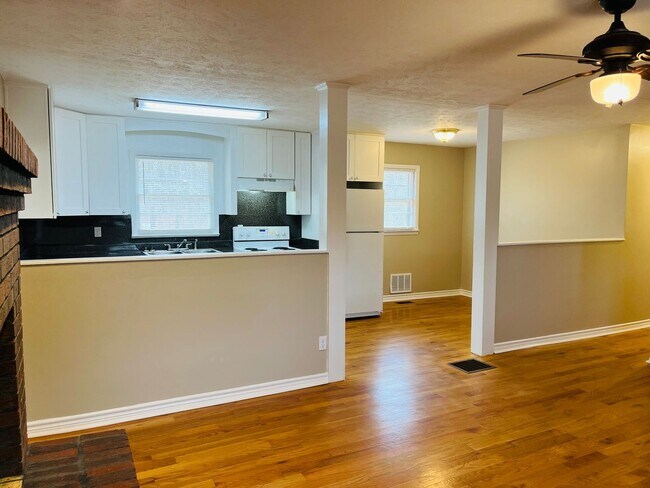 Building Photo - Charming 3-bedroom, 1.5-bath brick ranch situated on a large private lot in Carrollton! Must see!