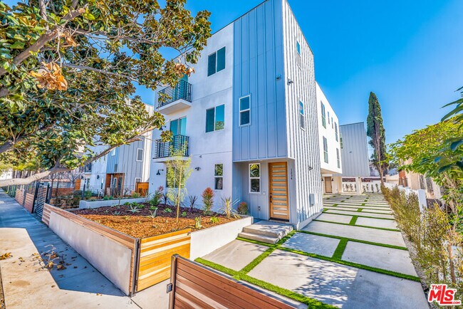 Building Photo - 1236 Beachwood Dr