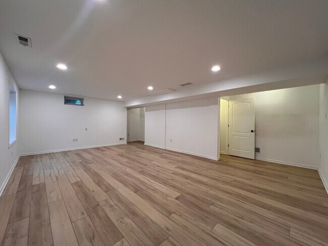 Building Photo - 4170 Bunker Hill Dr N