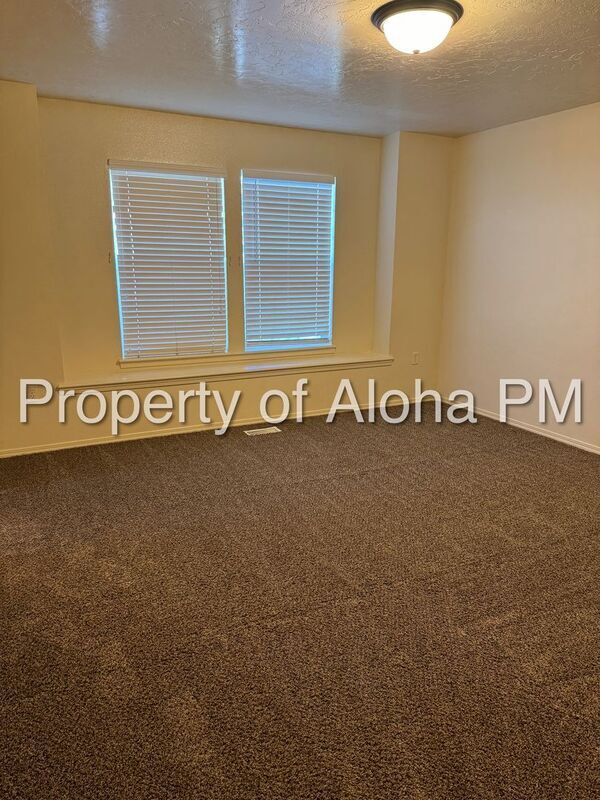 Building Photo - 1043 W Pine Ave