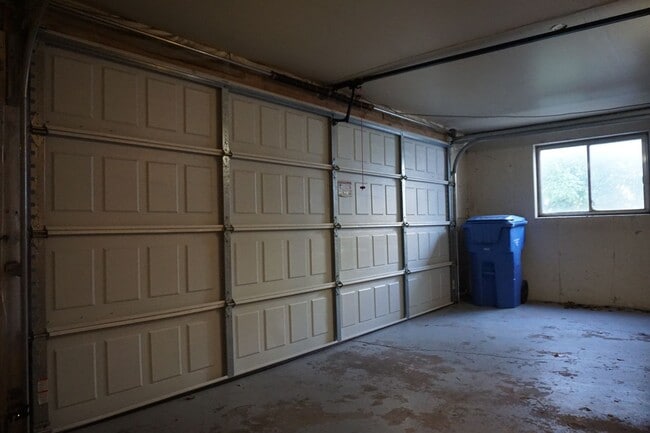 Building Photo - Quiet 4 Bedroom 2.5 Bath Taylorsville Home