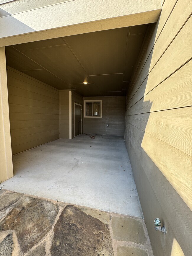Building Photo - 7611 Stonehollow