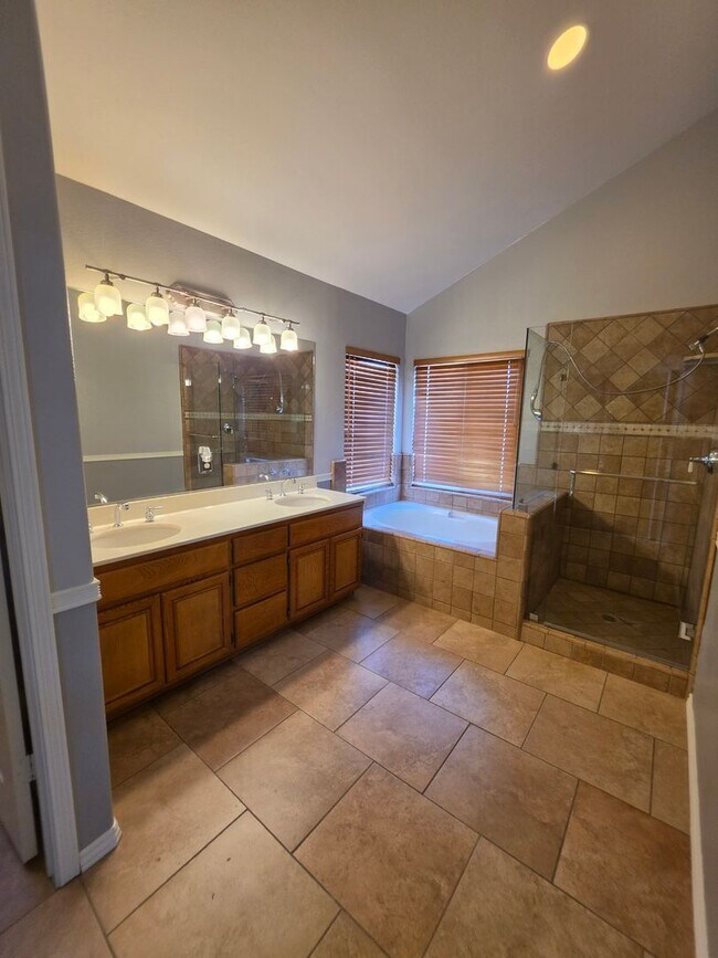Building Photo - Spacious 4 Bedroom 2 bath Home in Victorville – Landscaping Included!