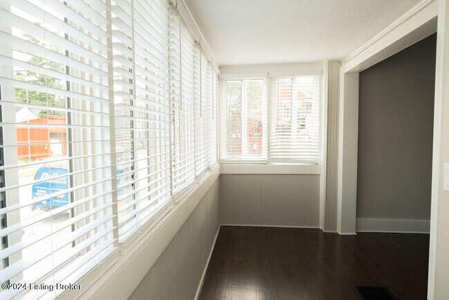 Building Photo - 208 Pope St