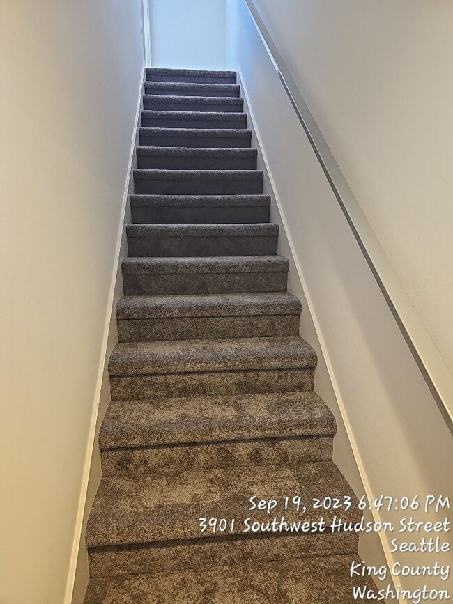 Building Photo - West Seattle townhome - 3 bedroom 3.5 bath...