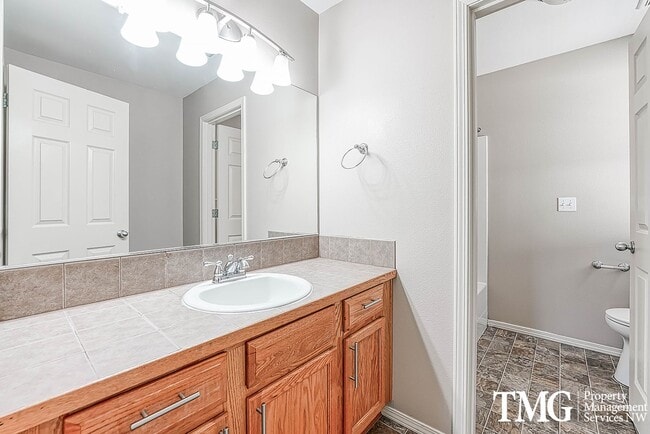 Building Photo - Gorgeous Two Bedroom Townhome in Hillsboro!