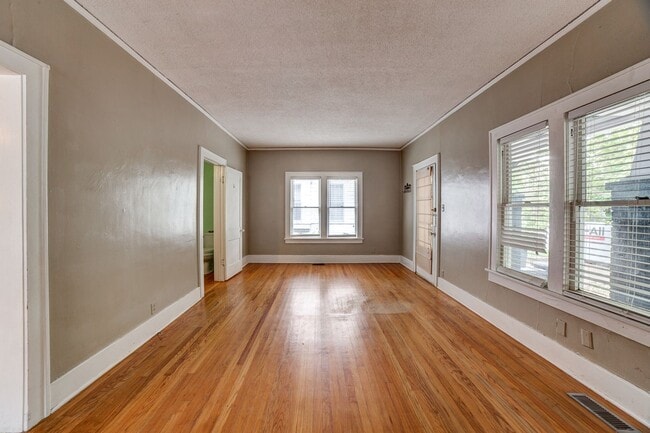 Building Photo - 2 Bed | 1.5 Bath in Midtown close to Utica Square & Cherry St!