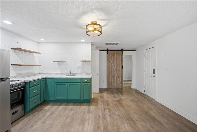 Building Photo - 4024 Collinwood Ave