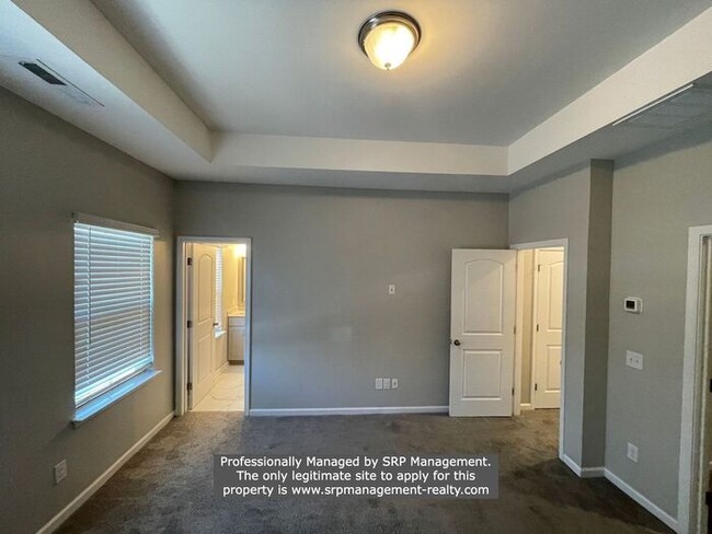 Building Photo - Three Bedroom Townhouse next to Light Rail...