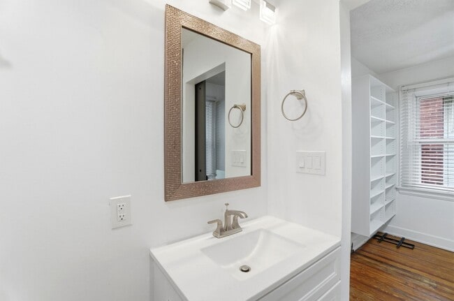 Building Photo - 2 Bed 2 Bath in Oakley!