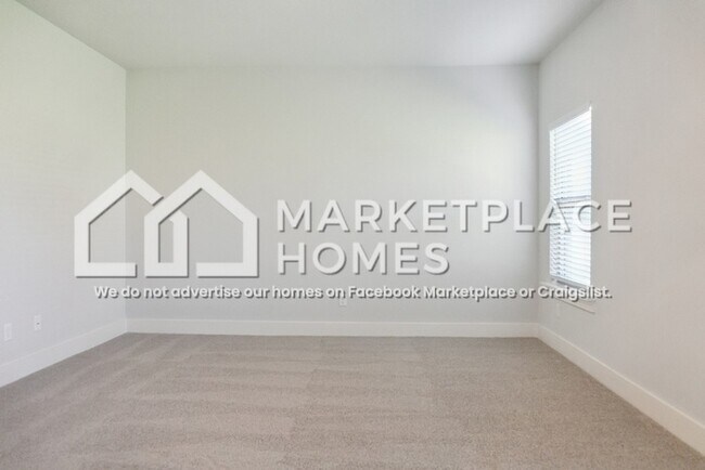 Building Photo - 2070 Hyacinth Ln