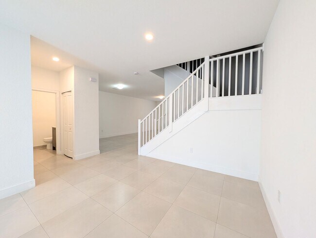 Building Photo - Spacious 3 Bedroom / 3.5 Bathroom Townhome for Rent – Miami